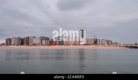 Skyline di Ostenda in Belgio contro il suggestivo paesaggio torbido Foto Stock