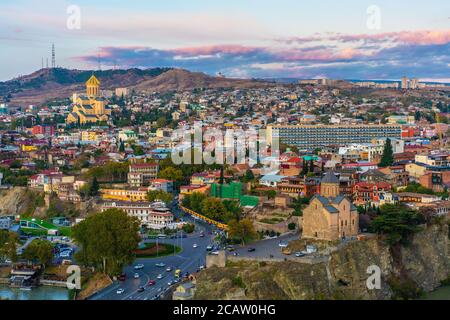 La vista al tramonto della città di Tbilisi, la capitale della Georgia. Foto Stock