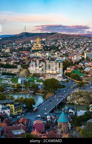 La vista al tramonto della città di Tbilisi, la capitale della Georgia. Foto Stock