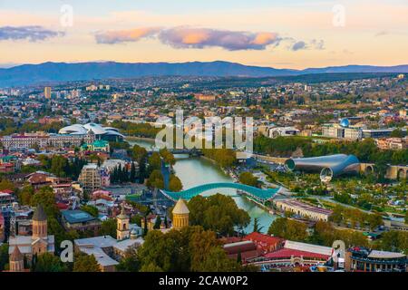 La vista al tramonto della città di Tbilisi, la capitale della Georgia. Foto Stock