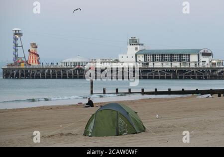 Tende si accamparono sulla spiaggia di Bournemouth in Dorset. Foto Stock