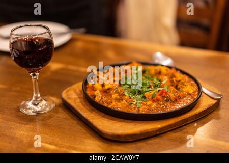 I ostri di vitello, un modo tradizionale di stufato di vitello in Georgia. Foto Stock