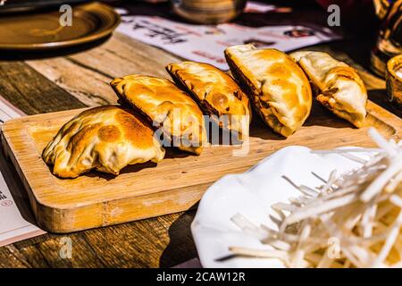 Panini arrostiti pieni di manzo e zuppa, conosciuti anche come kaobaozi, uno spuntino tradizionale a Xinjiang, in Cina. Foto Stock