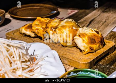 Panini arrostiti pieni di manzo e zuppa, conosciuti anche come kaobaozi, uno spuntino tradizionale a Xinjiang, in Cina. Foto Stock