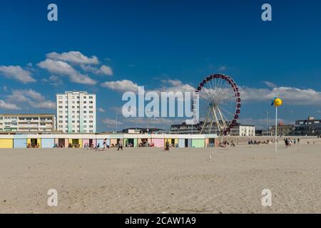 Una giornata estiva sulla spiaggia di Berck-sur-Mer sulla Costa d'Opale francese Foto Stock