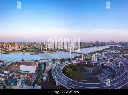 L'immagine aerea del ponte di Nanpu al tramonto. Foto Stock