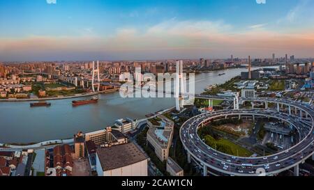 L'immagine aerea del ponte di Nanpu al tramonto. Foto Stock