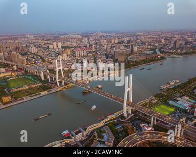 L'immagine aerea del ponte di Nanpu al tramonto. Foto Stock