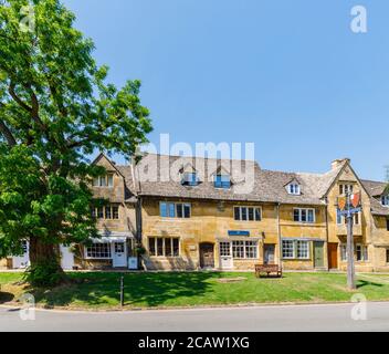 Strada lungo i negozi e cottage tradizionali di Cotswold Stone in High Street, Chipping Campden, una piccola cittadina di mercato nel Cotswolds in Gloucestershire Foto Stock