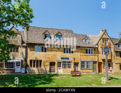 Strada lungo i negozi e cottage tradizionali di Cotswold Stone in High Street, Chipping Campden, una piccola cittadina di mercato nel Cotswolds in Gloucestershire Foto Stock