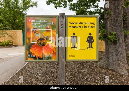 Giallo e nero 2 m social divaricante segno di promemoria al RHS Garden, Wisley, Surrey Foto Stock