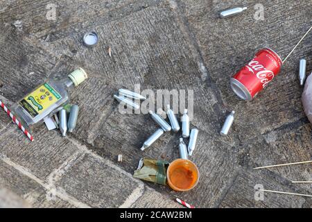 Brighton, Regno Unito. 09 agosto 2020. Stamani, sul lungomare di Brighton, si possono vedere barattoli di protossido di azoto e altre lettiere. Credit: James Boardman/Alamy Live News Foto Stock