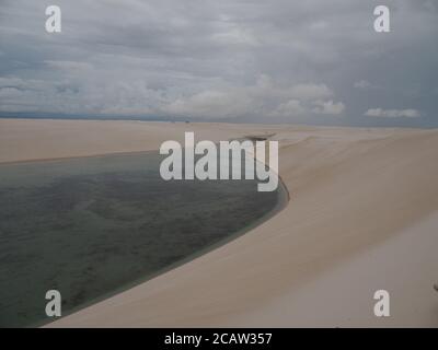 Deserto vuoto catturato in una giornata nuvolosa Foto Stock