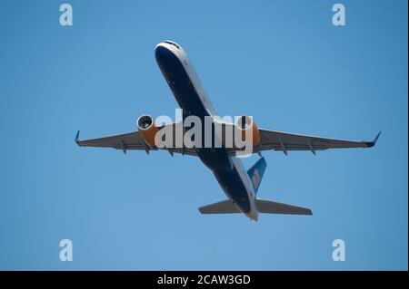 Helsinki / Finlandia - 4 aprile 2019: Un Boeing 757-200 gestito da Icelandair decollo dall'aeroporto Helsinki-Vantaa EFHK. Foto Stock