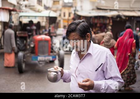 Pushkar / India - 6 marzo 2020: Ritratto candido dell'uomo indiano che cammina per strada Foto Stock