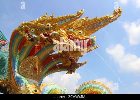 Serpente o la grande statua di serpente con un bellissimo sfondo cielo Foto Stock