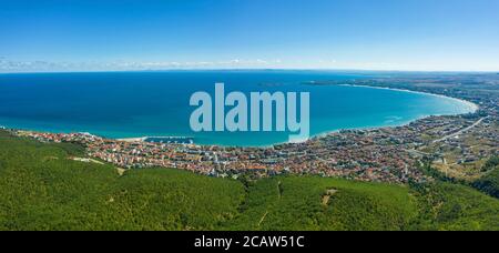 Vista aerea del drone verso una baia di stazioni balneari Sveti Vlas, Sunny Beach e Nessebar sulla costa bulgara del Mar Nero Foto Stock