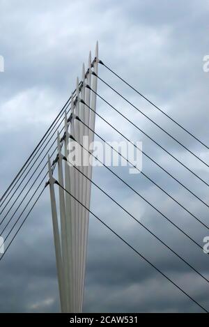 Il ponte pedonale di Media City sul canale delle navi di Manchester, Salford, Greater Manchester, Inghilterra, Regno Unito Foto Stock