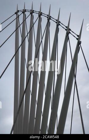 Il ponte pedonale di Media City sul canale delle navi di Manchester, Salford, Greater Manchester, Inghilterra, Regno Unito Foto Stock