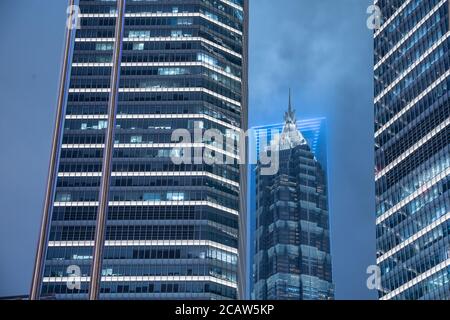 Vista notturna degli edifici moderni di Shanghai, Cina. Foto Stock