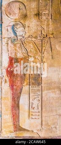 Patrimonio dell'umanità dell'UNESCO, Tebe in Egitto, sito di Karnak, tempio tolemaico di OPET. Il dio Khonsu ha il sidelock della gioventù, un disco lunare, un collare Menat. Foto Stock