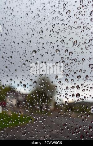 gocce d'acqua sul bicchiere in una giornata piovosa, bicchiere con gocce d'acqua Foto Stock