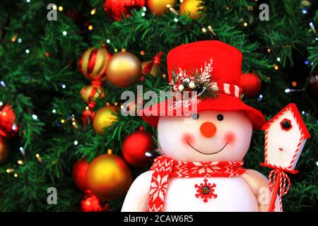 Albero di Natale e bambola simpatica pupazzo di neve Foto Stock
