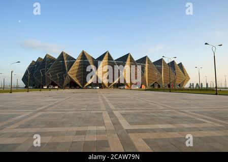 BAKU, AZERBAIGIAN - 29 DICEMBRE 2017: Vista del complesso sportivo e concertistico Baku Crystal Hall la sera di dicembre Foto Stock