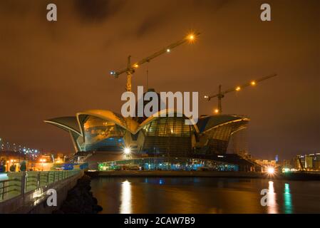 BAKU, AZERBAIGIAN - 29 DICEMBRE 2017: Costruzione di un nuovo centro commerciale sul lungofiume della baia di Baku Foto Stock