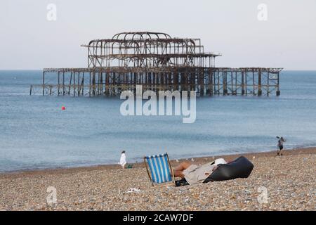 Brighton, Regno Unito. 09 agosto 2020. Una coppia si è schiantata su Brighton Beach questa mattina presto. Credit: James Boardman/Alamy Live News Foto Stock