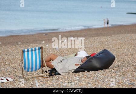 Brighton, Regno Unito. 09 agosto 2020. Una coppia si è schiantata su Brighton Beach questa mattina presto. Credit: James Boardman/Alamy Live News Foto Stock