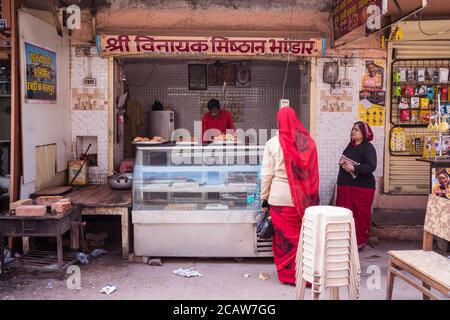 Pushkar / India - 10 marzo 2020: Donne che acquistano cibo in ristorante Foto Stock