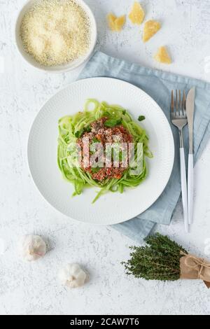 Pasta al keto alla bolognese con tagliatelle di carne e zucchine, fodmap, lchf, carb basso. Verticale Foto Stock