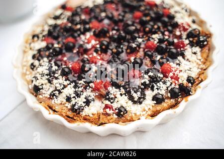 Primo piano di deliziosa crostata con frutti di bosco serviti al matrimonio festa Foto Stock
