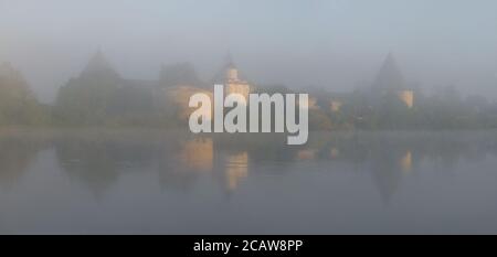 Fortezza di Staraya Ladoga nella nebbia mattutina estiva. Regione di Leningrad, Russia Foto Stock