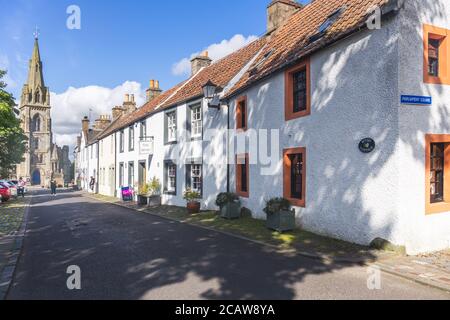 [Falkland, Scozia - ago 2020] Vista di vecchie case nel villaggio storico di Falkland a Fife, Scozia, Regno Unito Foto Stock