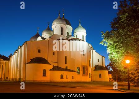 La cattedrale di Santa Sofia si avvicina la notte di luglio. Veliky Novgorod, Russia Foto Stock