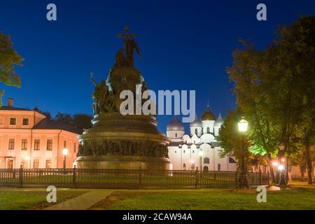 Monumento 'millennio di Russia' e la Cattedrale di Santa Sofia la notte di luglio. Cremlino di Veliky Novgorod, Russia Foto Stock