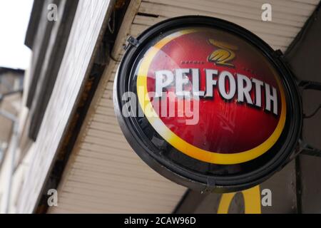 Bordeaux , Aquitaine / Francia - 08 04 2020 : logo rotondo pelforth e segno di testo per il venditore di birra sul ristorante del pub a parete Foto Stock