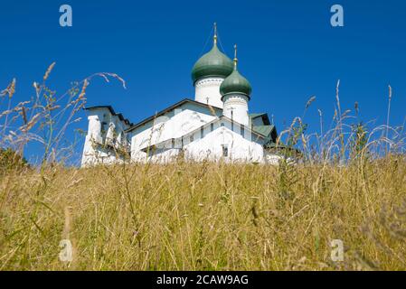 Chiesa dell'Epifania da Zapskovye in un paesaggio estivo. Pskov, Russia Foto Stock