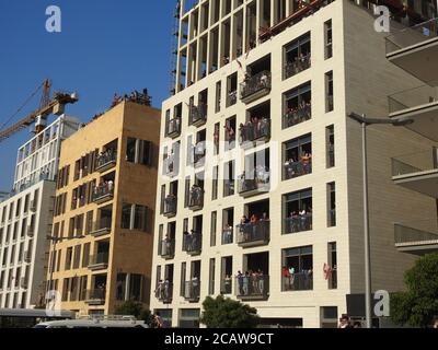 Questa è la rivoluzione che è accaduto nel centro di Beirut dopo l'enorme esplosione del porto che ha danneggiato tutto città e si può vedere la distruzione Foto Stock