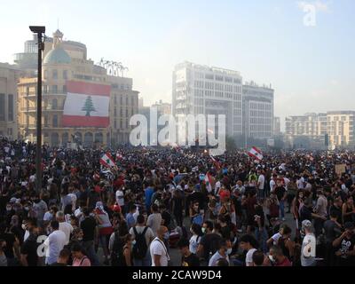 Questa è la rivoluzione che è accaduto nel centro di Beirut dopo l'enorme esplosione del porto che ha danneggiato tutto città e si può vedere la distruzione Foto Stock