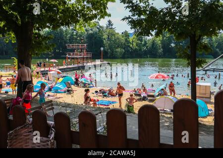 Spiaggia del lago Strandbad Lübars nel quartiere Reinickendorf di Berlino in una calda giornata estiva durante la crisi del coronavirus in Germania. Foto Stock