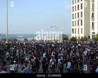 Questa è la rivoluzione che è accaduto nel centro di Beirut dopo l'enorme esplosione del porto che ha danneggiato tutto città e si può vedere la distruzione Foto Stock