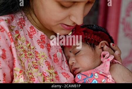 Una giovane madre ama il suo neonato Foto Stock