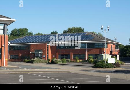 Warwickshire County Council edificio con pannelli solari sul tetto, Saltisford, Warwick, Regno Unito Foto Stock