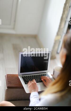 Primo piano uomo d'affari che scrive sul computer portatile in ufficio. Foto Stock