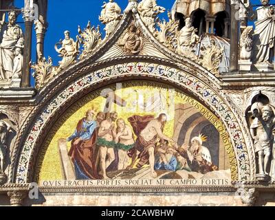 Di fronte alla famosa cattedrale di San Marco Venezia Foto Stock