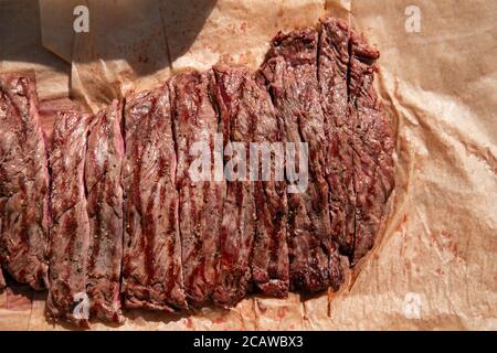 Tradizionale bistecca alla griglia a fette di manzo da vicino Bavette pronta a mangiare, Foto Stock