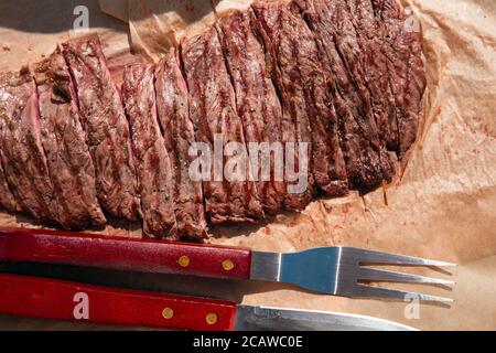 Tradizionale bistecca alla griglia a fette di manzo da vicino Bavette pronta a mangiare, Foto Stock